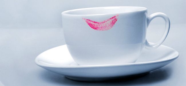 5 conseils étonnants pour éviter les taches de rouge à lèvres sur les verres et colliers Photo