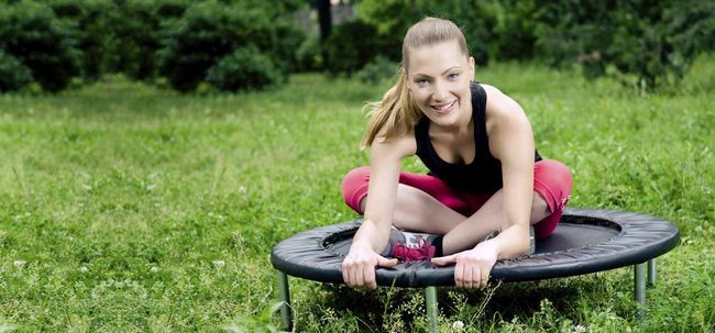 10 avantages étonnants d'exercices de trampoline sur votre corps Photo