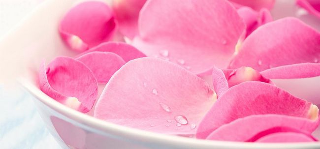 10 Avantages de l'eau de rose pour la peau et 6 façons de l'utiliser Photo