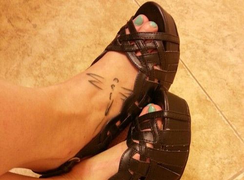 tatouage libellule pour le pied
