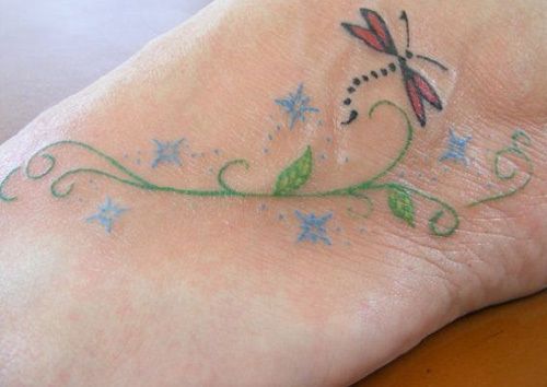 simples tatouage de libellule