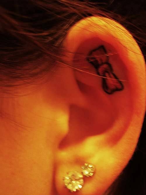 arc tatouage dans l'oreille
