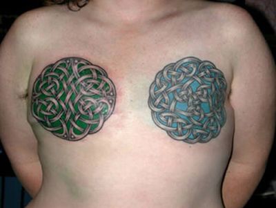 Tatouage celtique du sein