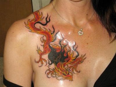 tatouage de dragon sur la poitrine