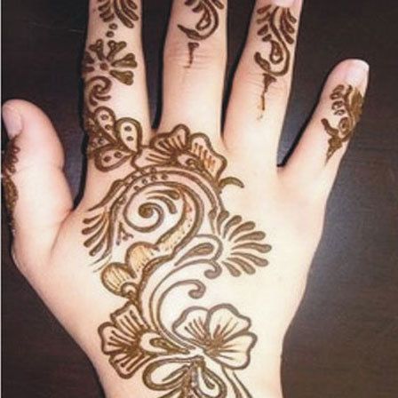 mehndi floral conçoit pour les mains
