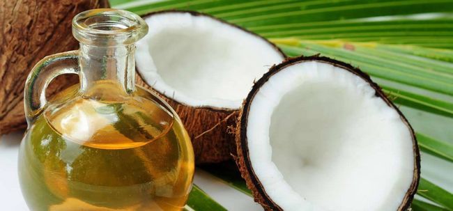 Comment l'aide d'huile de noix de coco à prévenir la perte de cheveux? Photo