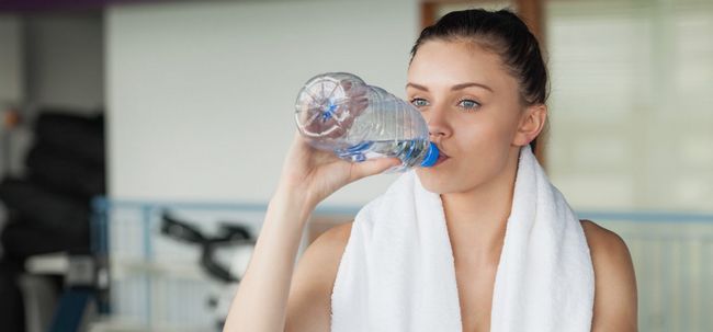 Combien d'eau faut-il boire pendant l'exercice? Photo