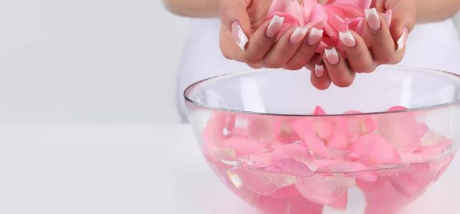 Comment l'eau de rose peut aider à traiter l'acné Photo
