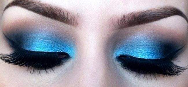 Comment appliquer le maquillage bleu ombre à paupières parfaitement? Photo