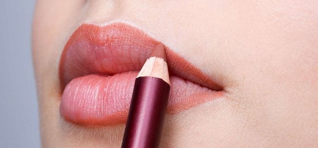 Comment appliquer liner lèvres parfaitement? Photo
