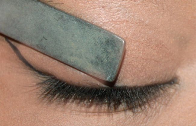 Comment faire pour créer Parfait Winged Eyeliner avec une cuillère (3)