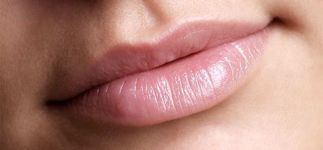 Comment faire lèvres douces avant d'appliquer le rouge à lèvres? Photo