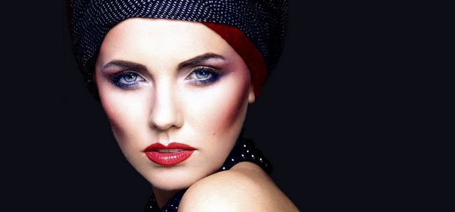 Rouge et bleu tutoriel de maquillage pour les yeux - avec des instructions détaillées et des photos Photo