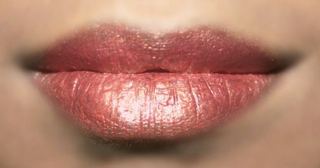 Simple lèvre déjoué le maquillage - tutorial avec des étapes détaillées et photos Photo