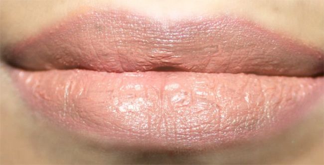 Superbe lèvres nude maquillage - tutorial avec des étapes détaillées et photos Photo