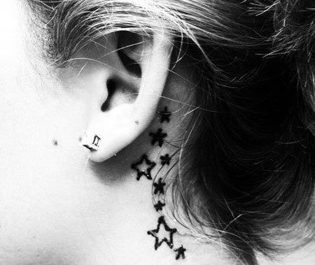 étoiles derrière l'oreille tatouage