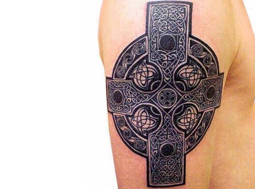 Croix celtique irlandaise Tattoo