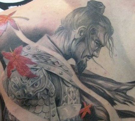 Samurai avec des fleurs tatouage