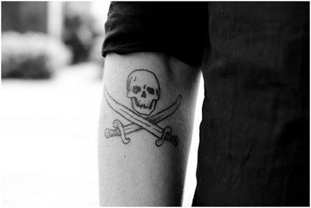 crâne pirate tatouage