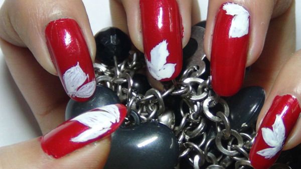 rouge floral nail art de trois