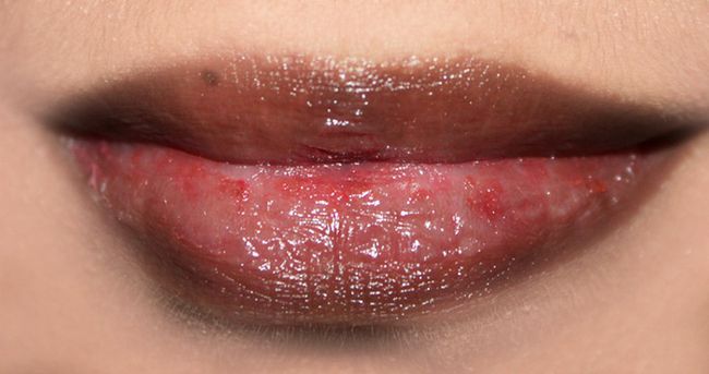 4 Maquillage incroyable hack pour Corrigez lèvres décalées pour atteindre forme parfaite des lèvres