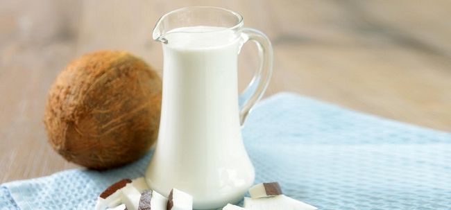 4 façons simples pour préparer le lait de noix de coco à la maison Photo