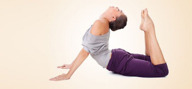 5 meilleures postures de yoga pour resserrer votre peau Photo