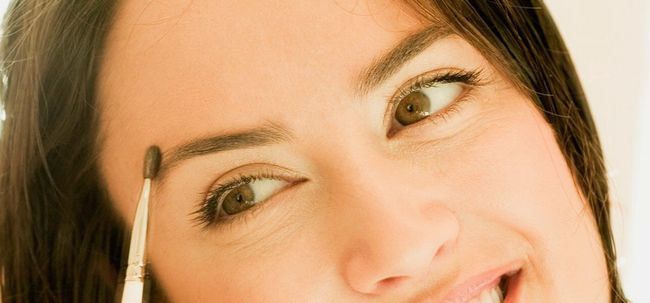 10 étapes faciles pour obtenir des sourcils parfaits en utilisant sourcil rasoir Photo