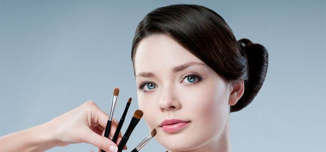 4 Types de pinceaux de maquillage du visage essentiel Photo