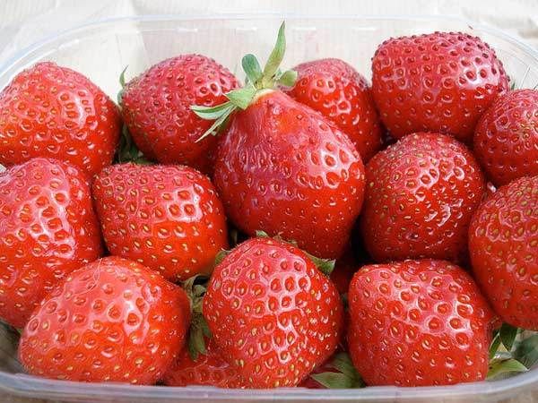 fraises fraîches pour exfoliant pour le visage
