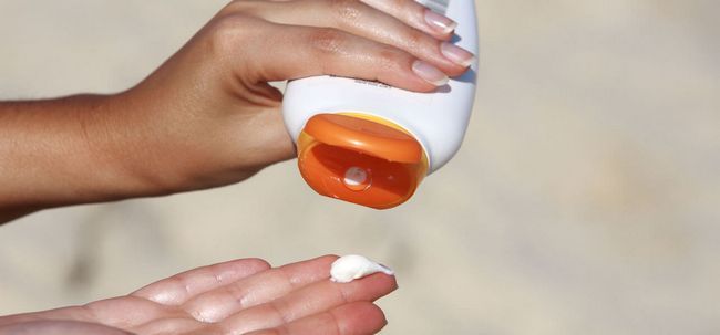 6 Les effets secondaires de la crème solaire à l'aide que vous devriez être au courant Photo