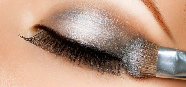 7 conseils de maquillage efficaces pour faire de votre fard à paupières plus lumineux Photo