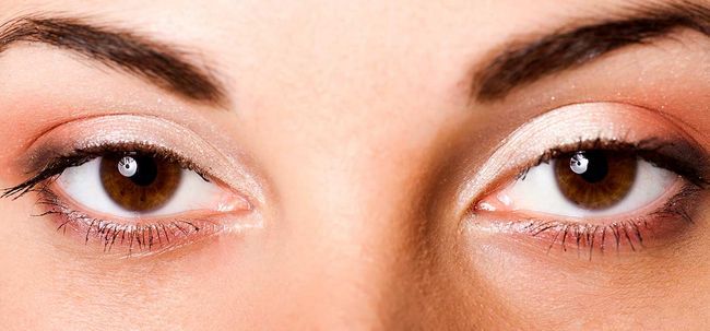 7 étapes simples à appliquer le maquillage des yeux pour les grands yeux fixés: Photo