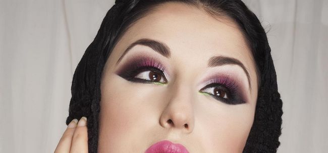 7 étapes à suivre pour créer cette magnifique maquillage des yeux arabique Photo