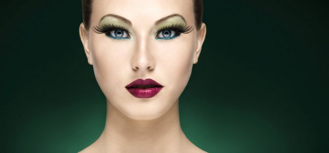 9 étapes simples pour faire le maquillage inspiré slytherin Photo