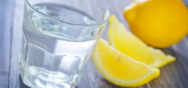 10 avantages et les utilisations de l'eau de citron chaud étonnants Photo