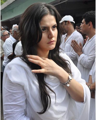 Zarine Khan en robe blanche