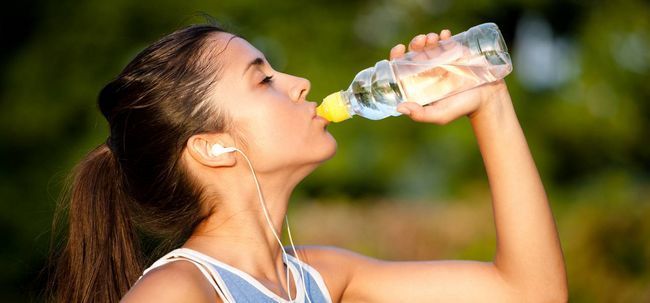 10 effets secondaires inhabituels de boire trop d'eau Photo
