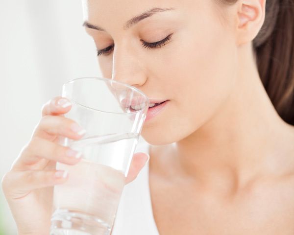 bénéfices de l'eau pour les lèvres saines