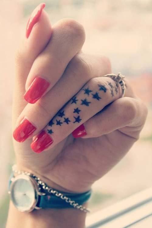 doigt étoiles tatouages