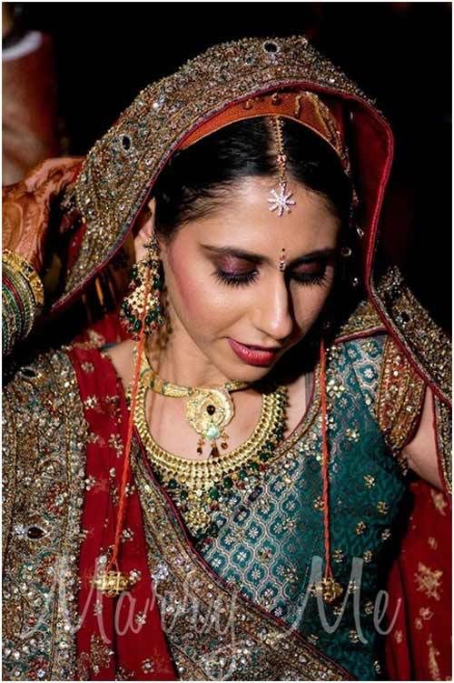 Kashmiri bleu et robe de mariée rouge