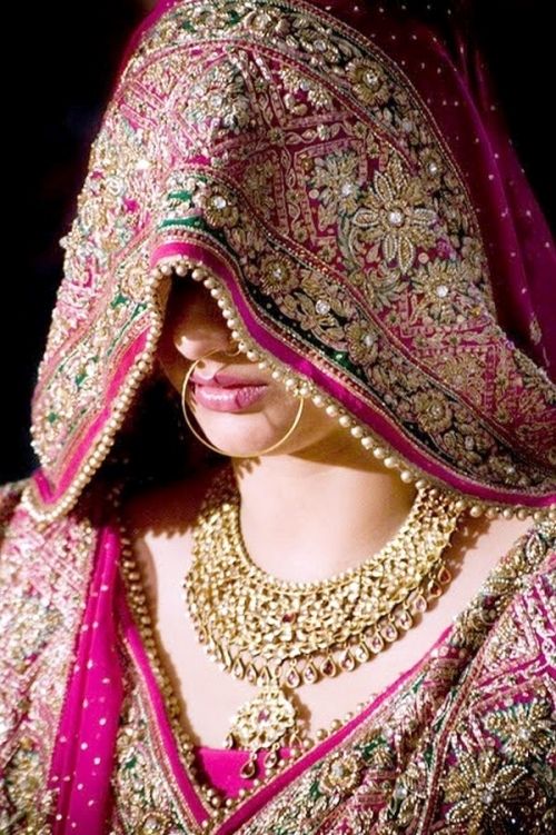 Rajasthan mariée en sari Pallu de style et des bijoux en or traditionnelle