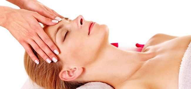 7 étapes simples pour faire un massage du visage à la maison Photo