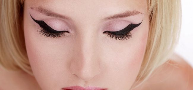 Débutant tutoriel: comment porter eyeliner liquide Photo