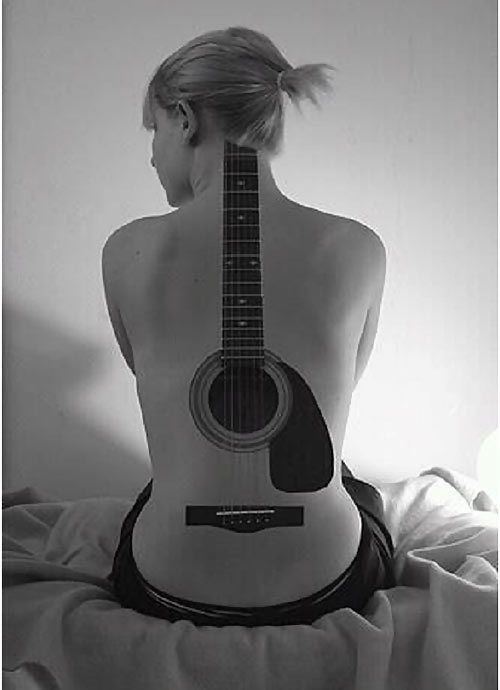 tatouage de guitare sur le dos