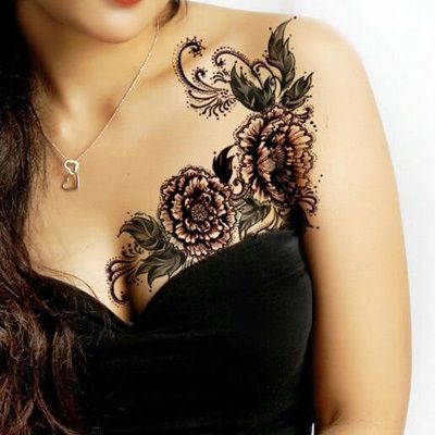Flowery tatouages ​​du sein