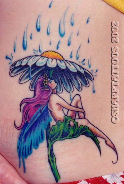 Une fée mettant à l'abri de la pluie tatouage