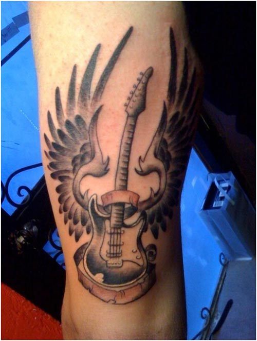 tatouage de guitare en main