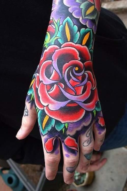tatouages ​​de fleurs pour les mains