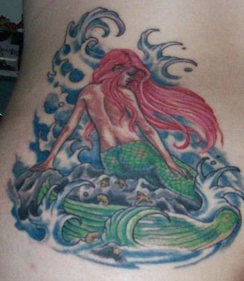 Une sirène avec son dos tourné tatouage